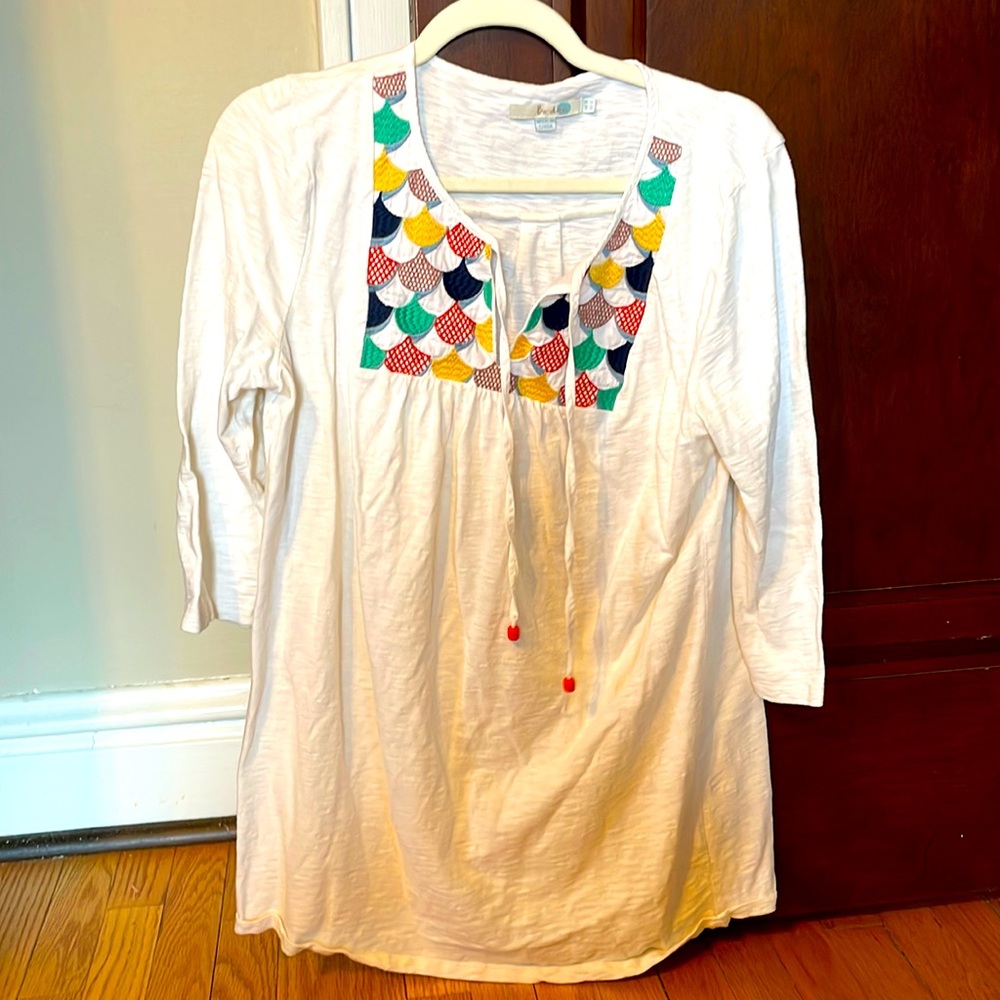 Boden embroidered tunic top with 3/4 length sleeves.